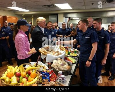 Küstenwache Station, Riviera Beach, Florida, USA. November 2017. US-Präsident Donald Trump und First Lady Melania Trump begrüßen die Küstenwache, während sie am Thanksgiving Day bei einem Besuch der US-Küstenwache Lake Worth Inlet am 23. November 2017 in Riviera Beach, Florida, Mittagessen servieren. Quelle: Planetpix/Alamy Live News Stockfoto