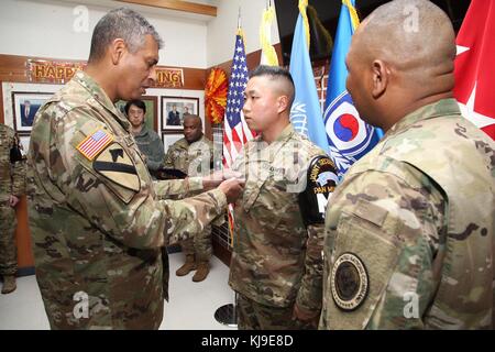 Paju, Südkorea. November 2017. US Army General Vincent Brooks, Kommandant der US und der U.N. Forces Korea, links, überreicht die Army-Auszeichnung an US- und südkoreanische Soldaten während einer Erntedankfest-Zeremonie im Camp Bonifas in der entmilitarisierten Zone 23. November 2017 in Paju, Südkorea. Die Soldaten waren Anerkennung für ihre Bemühungen, einen nordkoreanischen Überläufer am 13. November zu retten. Quelle: Planetpix/Alamy Live News Stockfoto