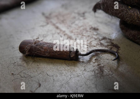 14. Dezember 2016 - Syktyvkar, Komi Republik, Russland - das Werkzeug zum Kämmen von Wolle, das in der Fabrik zu sehen ist. Die Herstellung traditioneller russischer Schuhe aus Wolle in der Wollschuhfabrik Vylgort. Die Wollschuhfabrik Vylgort produziert seit über 75 Jahren Schuhe. (Bild: © Sergey Parshukov/SOPA via ZUMA Wire) Stockfoto