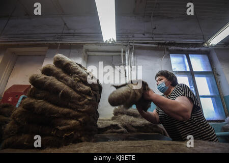 6. Dezember 2016 – Syktywkar, Komi, Russland – der Arbeiter macht die Wollprägung eines Schuhs. Die Herstellung traditioneller russischer Schuhe aus Wolle in der Wollschuhfabrik Vylgort. Die Wollschuhfabrik Vylgort produziert seit über 75 Jahren Schuhe. (Bild: © Sergey Parshukov/SOPA via ZUMA Wire) Stockfoto