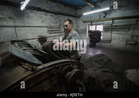 Dezember 6, 2016 - syktyvkar, Komi Republik, Russland - eine der Abteilungen in der Fabrik ist die Wolle zum Kochen zu bringen und sie für die Schuhproduktion bereit. Die Produktion der traditionellen russischen Schuhe aus Wolle auf Wolle vylgort Footwear Fabrik hergestellt. Die vylgort wolle Schuhe Fabrik produziert Schuhe seit über 75 Jahren. (Bild: © Sergey parshukov/Sopa über Zuma Draht) Stockfoto