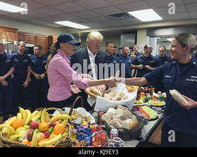 Riviera Beach, Florida, USA. November 2017. US-Präsident Donald Trump und First Lady Melania Trump begrüßen die Küstenwache, während sie am Thanksgiving Day bei einem Besuch der US-Küstenwache Lake Worth Inlet am 23. November 2017 in Riviera Beach, Florida, Mittagessen servieren. Quelle: Planetpix/Alamy Live News Stockfoto