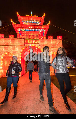 London, Großbritannien. 23 Nov, 2017. Magische Laterne Festival - eine Weihnachtsbeleuchtung Erfahrung in Chiswick House Gardens vom 24. November bis 1. Januar, mit Hunderten von handgemachten, beleuchtete Installationen, einzigartigen Grotten, Fahrten und Weihnachtsmärkte. London 23 Nov 2017 Credit: Guy Bell/Alamy leben Nachrichten Stockfoto
