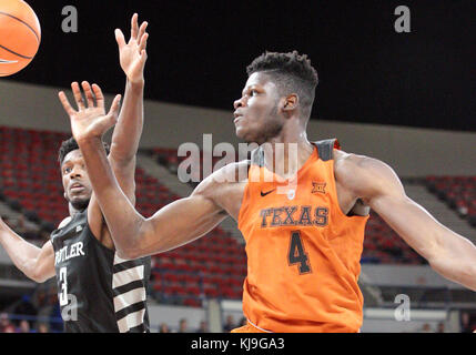 November 23, 2017: Texas Longhorns, Mohamed Bamba (#4) während der NCAA Basketball Spiel zwischen den Butler Bulldogs und die Texas Longhorns am Veterans Memorial Coliseum, Portland, Oregon. Larry C. LawsonCSM Stockfoto