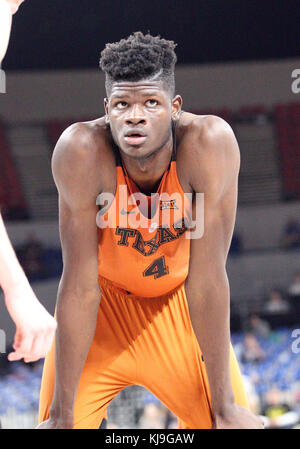 November 23, 2017: Texas Longhorns, Mohamed Bamba (#4) während der NCAA Basketball Spiel zwischen den Butler Bulldogs und die Texas Longhorns am Veterans Memorial Coliseum, Portland, Oregon. Larry C. LawsonCSM Stockfoto