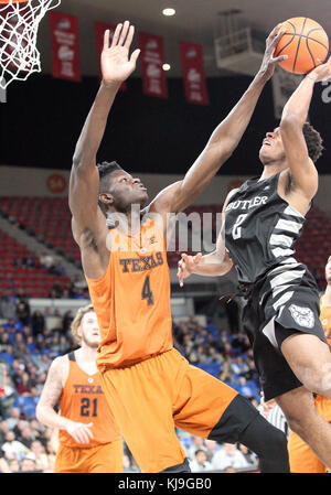 November 23, 2017: Texas Longhorns, Mohamed Bamba (#4) Bausteine einen Schuß während der NCAA Basketball Spiel zwischen den Butler Bulldogs und die Texas Longhorns am Veterans Memorial Coliseum, Portland, Oregon. Larry C. LawsonCSM Stockfoto