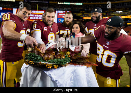 Landover, Maryland, USA. 23 Nov, 2017. Washington Redskins Spieler feiern nach dem Spiel in der NFL Spiel zwischen den New York Giants und die Washington Redskins an FedExField in Landover, Maryland. Scott Taetsch/CSM/Alamy leben Nachrichten Stockfoto