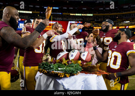 Landover, Maryland, USA. 23 Nov, 2017. Washington Redskins Spieler feiern nach dem Spiel in der NFL Spiel zwischen den New York Giants und die Washington Redskins an FedExField in Landover, Maryland. Scott Taetsch/CSM/Alamy leben Nachrichten Stockfoto
