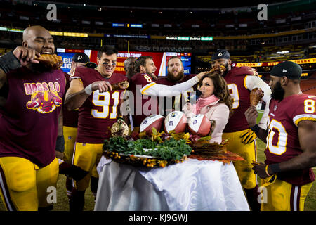 Landover, Maryland, USA. 23 Nov, 2017. Washington Redskins Spieler feiern nach dem Spiel in der NFL Spiel zwischen den New York Giants und die Washington Redskins an FedExField in Landover, Maryland. Scott Taetsch/CSM/Alamy leben Nachrichten Stockfoto