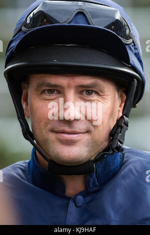 Ascot, Großbritannien. November 2017. Michael Owen, ehemaliger Fußballspieler von Liverpool, Real Madrid, Newcastle United, Manchester United, Stoke City und England, bereitet sich auf die Teilnahme am Charity Race während des Prince’s Countryside Fund Raceday auf der Pferderennbahn Ascot vor. Der Prince's Countryside Fund wurde 2010 vom Prince of Wales gegründet. Quelle: Mark Kerrison/Alamy Live News Stockfoto