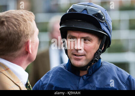 Ascot, Großbritannien. November 2017. Michael Owen, ehemaliger Fußballspieler von Liverpool, Real Madrid, Newcastle United, Manchester United, Stoke City und England, bereitet sich auf die Teilnahme am Charity Race während des Prince’s Countryside Fund Raceday auf der Pferderennbahn Ascot vor. Der Prince's Countryside Fund wurde 2010 vom Prince of Wales gegründet. Quelle: Mark Kerrison/Alamy Live News Stockfoto