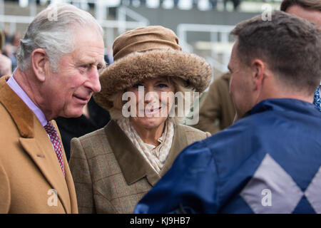 Ascot, Großbritannien. November 2017. Der Prinz von Wales, Patron des Prince's Countryside Fund, Und die Herzogin von Cornwall trifft Michael Owen, den ehemaligen internationalen Fußballspieler von Liverpool, Real Madrid, Newcastle United, Manchester United, Stoke City und England, nachdem er sein Renndebüt auf Calder Prince beim Charity Race während des Prince’s Countryside Fund Raceday auf der Ascot Rennbahn feierte. Michael Owen wurde Zweiter hinter Tom Chatfeild-Roberts auf Golden Wedding. Der Prince's Countryside Fund wurde 2010 vom Prince of Wales gegründet. Quelle: Mark Kerrison/Alamy Live News Stockfoto