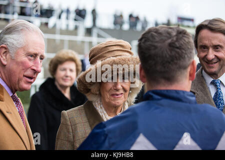 Ascot, Großbritannien. November 2017. Der Prinz von Wales, Patron des Prince's Countryside Fund, Und die Herzogin von Cornwall trifft Michael Owen, den ehemaligen internationalen Fußballspieler von Liverpool, Real Madrid, Newcastle United, Manchester United, Stoke City und England, nachdem er sein Renndebüt auf Calder Prince beim Charity Race während des Prince’s Countryside Fund Raceday auf der Ascot Rennbahn feierte. Michael Owen wurde Zweiter hinter Tom Chatfeild-Roberts auf Golden Wedding. Der Prince's Countryside Fund wurde 2010 vom Prince of Wales gegründet. Quelle: Mark Kerrison/Alamy Live News Stockfoto