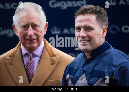 Ascot, Großbritannien. November 2017. Der Prince of Wales, Patron des Prince's Countryside Fund, präsentiert Michael Owen, den ehemaligen Liverpool, Real Madrid, Newcastle United, Manchester United, Stoke City und England, Nachdem er sein Renndebüt auf Calder Prince beim Charity Race während des Prince’s Countryside Fund Raceday auf der Ascot Rennbahn gemacht hatte. Michael Owen wurde Zweiter hinter Tom Chatfeild-Roberts auf Golden Wedding. Der Prince's Countryside Fund wurde 2010 vom Prince of Wales gegründet. Quelle: Mark Kerrison/Alamy Live News Stockfoto