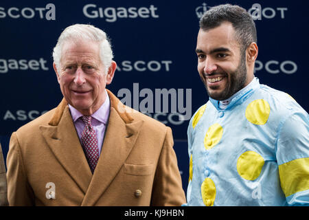 Ascot, Großbritannien. November 2017. Der Prinz von Wales, Patron des Prince's Countryside Fund, stellt dem Mitglied der katarischen Königsfamilie Sheikh Fahad Al Thani eine Präsentation vor, die er während des Prince's Countryside Fund Raceday auf der Ascot Rennbahn im Anschluss an das Charity Race vorstellt. Tom Chatfeild-Roberts gewann das Rennen auf Golden Wedding, Michael Owen wurde Zweiter auf Calder Prince. Der Prince's Countryside Fund wurde 2010 vom Prince of Wales gegründet. Quelle: Mark Kerrison/Alamy Live News Stockfoto