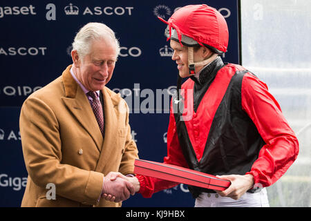 Ascot, Großbritannien. November 2017. Der Prince of Wales, Patron des Prince's Countryside Fund, präsentiert Mark Richmond-Watson, einem Teilnehmer des Charity Race während des Prince's Countryside Fund Raceday auf der Ascot Rennbahn. Tom Chatfeild-Roberts gewann das Rennen auf Golden Wedding, Michael Owen wurde Zweiter auf Calder Prince. Der Prince's Countryside Fund wurde 2010 vom Prince of Wales gegründet. Quelle: Mark Kerrison/Alamy Live News Stockfoto