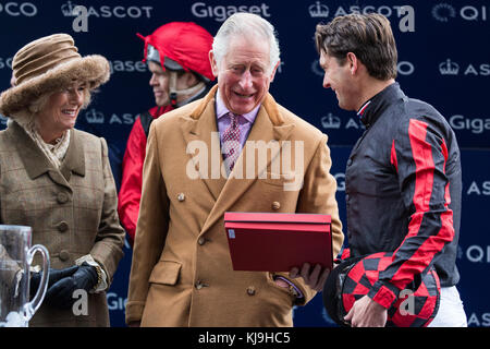 Ascot, Großbritannien. November 2017. Der Prince of Wales, Patron des Prince's Countryside Fund, und die Herzogin von Cornwall präsentieren dem internationalen Event-Fahrer Harry Meade beim Charity Race während des Prince's Countryside Fund Raceday auf der Ascot Rennbahn eine Präsentation. Tom Chatfeild-Roberts gewann das Rennen an Golden Wedding, Michael Owen wurde Zweiter an Calder Prince und Harry Meade Sechster. Der Prince's Countryside Fund wurde 2010 vom Prince of Wales gegründet. Quelle: Mark Kerrison/Alamy Live News Stockfoto