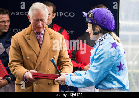 Ascot, Großbritannien. November 2017. Der Prince of Wales, Patron des Prince's Countryside Fund, präsentiert Hannah Partridge, eine Teilnehmerin des Charity Race während des Prince's Countryside Fund Raceday auf der Ascot Rennbahn. Tom Chatfeild-Roberts gewann das Rennen auf Golden Wedding, Michael Owen wurde Zweiter auf Calder Prince. Der Prince's Countryside Fund wurde 2010 vom Prince of Wales gegründet. Quelle: Mark Kerrison/Alamy Live News Stockfoto