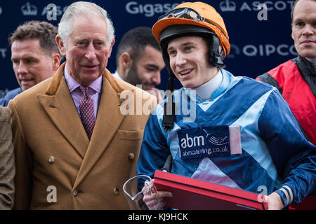 Ascot, Großbritannien. November 2017. Der Prince of Wales, Patron des Prince's Countryside Fund, präsentiert Tom Chatfeild-Roberts, Gewinner des Golden Wedding of the Charity Race während des Prince's Countryside Fund Raceday auf der Pferderennbahn Ascot. Michael Owen, der sein Rennsport-Debüt gab, wurde Zweiter auf Calder Prince. Der Prince's Countryside Fund wurde 2010 vom Prince of Wales gegründet. Quelle: Mark Kerrison/Alamy Live News Stockfoto