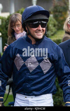 Ascot, Großbritannien. November 2017. Michael Owen, ehemaliger Fußballspieler von Liverpool, Real Madrid, Newcastle United, Manchester United, Stoke City und England, bereitet sich auf die Teilnahme am Charity Race während des Prince’s Countryside Fund Raceday auf der Pferderennbahn Ascot vor. Der Prince's Countryside Fund wurde 2010 vom Prince of Wales gegründet. Quelle: Mark Kerrison/Alamy Live News Stockfoto