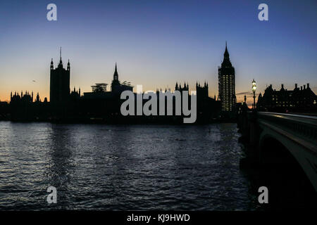 London, Großbritannien. 24. November 2017. Der Palast von Westminster und dem Parlament während Ein herbstlicher Sonnenuntergang credit Silhouette ist: Amer ghazzal/alamy leben Nachrichten Stockfoto