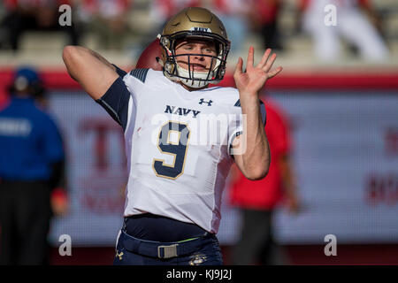 November 24, 2017: Navy Midshipmen Quarterback Zach Katrin (9) erwärmt, bevor ein NCAA Football Spiel zwischen den Marinemidshipmen und der Universität von Houston Cougars bei tdecu Stadion in Houston, TX. .. Trask Smith/CSM Stockfoto