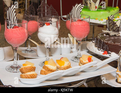 Auswahl an süßen Desserts auf ein luxuriöses Restaurant Buffet Bar Stockfoto