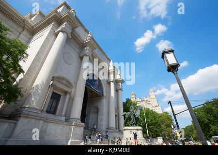 American Museum of Natural History Fassade mit Menschen an einem sonnigen Tag, blauer Himmel, New York Stockfoto