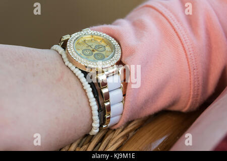 Einer Frau Handgelenk tragen eine teure Uhr. Stockfoto