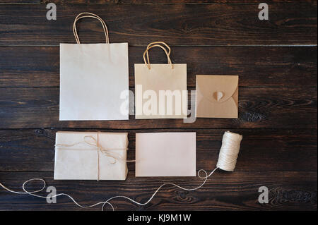 Mockup Kraftpapier Karton Geschenkbox und Paket auf Holz- Hintergrund für Design Website Hintergrund Griff Stockfoto