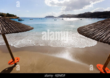 Agia Pelagia Strand mit Sonnenschirmen auf Kreta in Griechenland Stockfoto