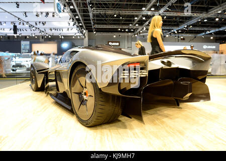 DUBAI, VAE - 18. NOVEMBER: Die Aston Martin Valkyrie Hybrid Electric Sportwagen ist Auf der Dubai Motor Show 2017 Am 18. November 2017 Stockfoto