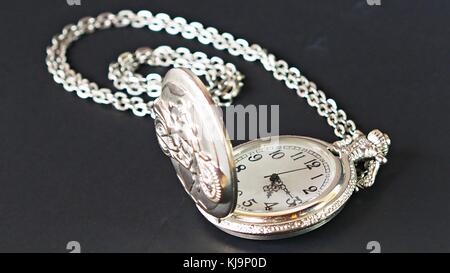 Silber antik Taschenuhr mit Kette Stockfoto