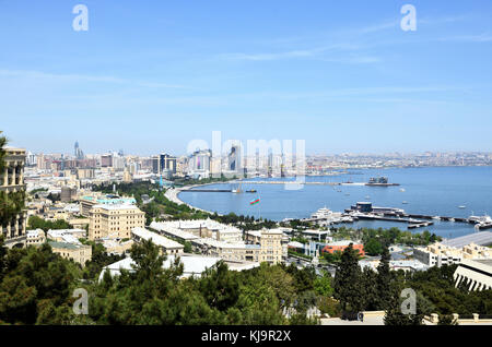 Baku Aserbaidschan. Panorama und Blick auf die Küste der Bucht der Hauptstadt am Kaspischen Meer. Das ist die Baku Boulevard, von Einheimischen und Touristen besucht wird, ein Stockfoto