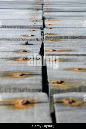 Rostige Nägel auf den Brettern rot gehämmert, Thailand. Stockfoto