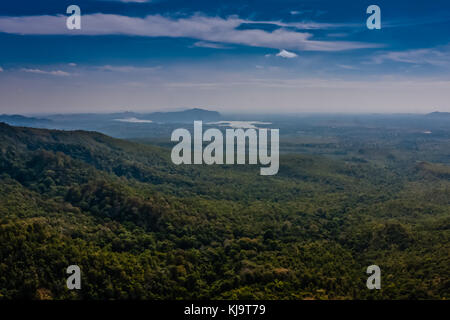 Einen Panoramablick auf die Umgebung von Taung Kalat (Pedestal Hill) in der Nähe von Bagan, Myanmar Stockfoto