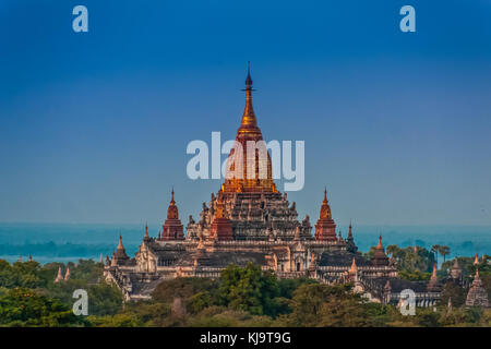 Der Ananda Tempel bei Sonnenuntergang, Old Bagan, Myanmar Stockfoto
