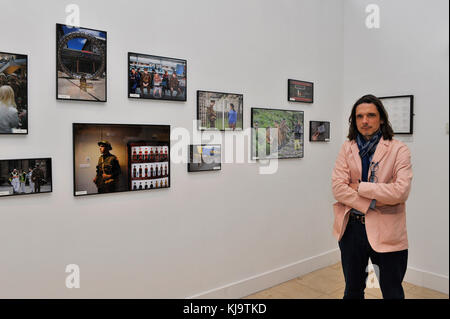 Jeremy Deller Turner Prize Sieger dargestellt an seinem Wir sind hier, weil wir uns hier Ausstellung im Spielhaus, Londonderry. © george Sweeney/alamy Stockfoto