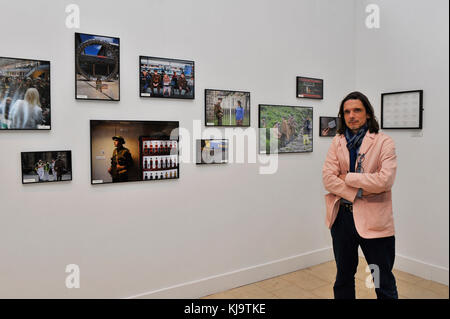 Jeremy Deller Turner Prize Sieger dargestellt an seinem Wir sind hier, weil wir uns hier Ausstellung im Spielhaus, Londonderry. © george Sweeney/alamy Stockfoto