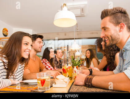 Multi-ethnischen Gruppe der happy Friends zu Mittag und Spaß im restaurant Stockfoto