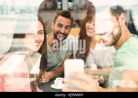 Gruppe von Freunden in der Cafeteria gemeinsam ein Selbstporträt zu machen Stockfoto