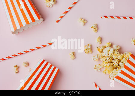 Popcorn in roten und weißen Karton. nach oben anzeigen Stockfoto