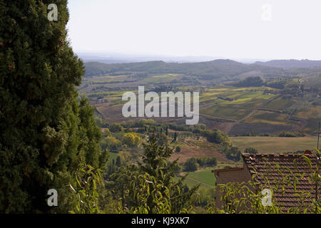 Der Blick auf die Valdichiana von den Stadtmauern von Porta Farina, Montepulciano, Toskana, Italien Stockfoto