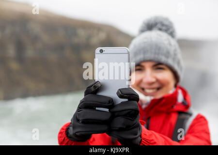 Weibliche Touristen Fotos mit Ihrem Telefon Stockfoto