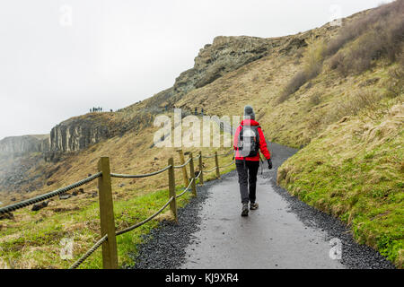 Schießen der Wanderer Frau Wandern in den Bergen im Winter Stockfoto