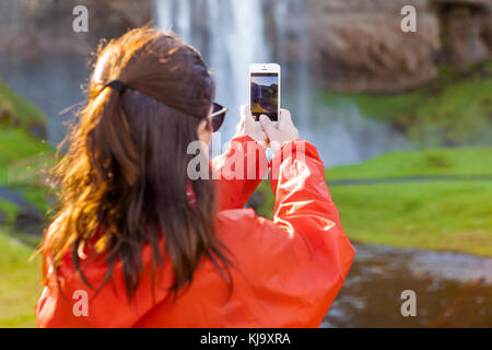 Weibliche Touristen Fotos mit Ihrem Telefon Stockfoto
