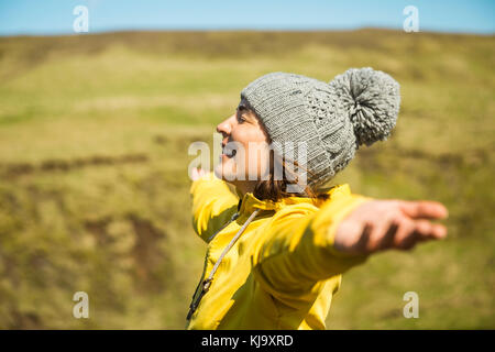 Frau eine schöne Landschaft zu betrachten Stockfoto