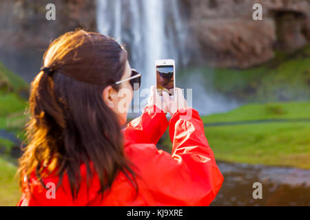 Weibliche Touristen Fotos mit Ihrem Telefon Stockfoto
