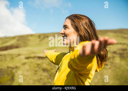 Frau eine schöne Landschaft zu betrachten Stockfoto