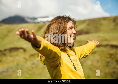 Frau eine schöne Landschaft zu betrachten Stockfoto